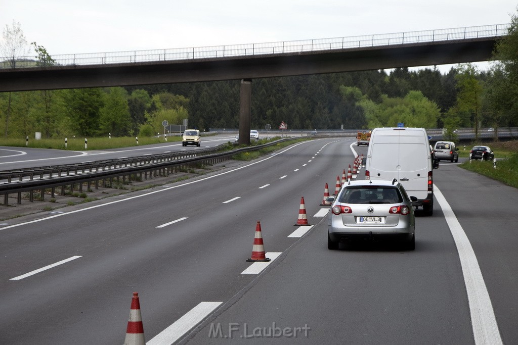 VU Gefahrgut LKW umgestuerzt A 4 Rich Koeln Hoehe AS Gummersbach P011.JPG - Miklos Laubert